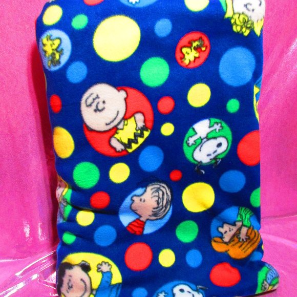 Peanuts Polka Dot 87" x 58" Fleece Blanket - Picture 1 of 3